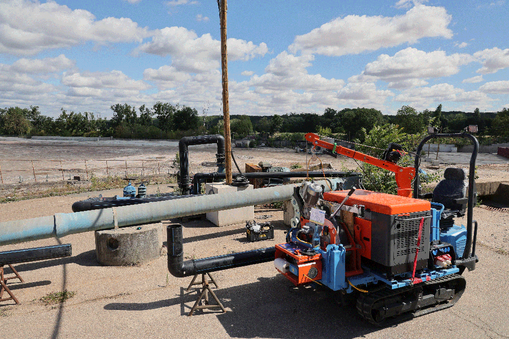 Unité mobile pour pose et soudure de conduites PEHD sur site, en cours d'intervention