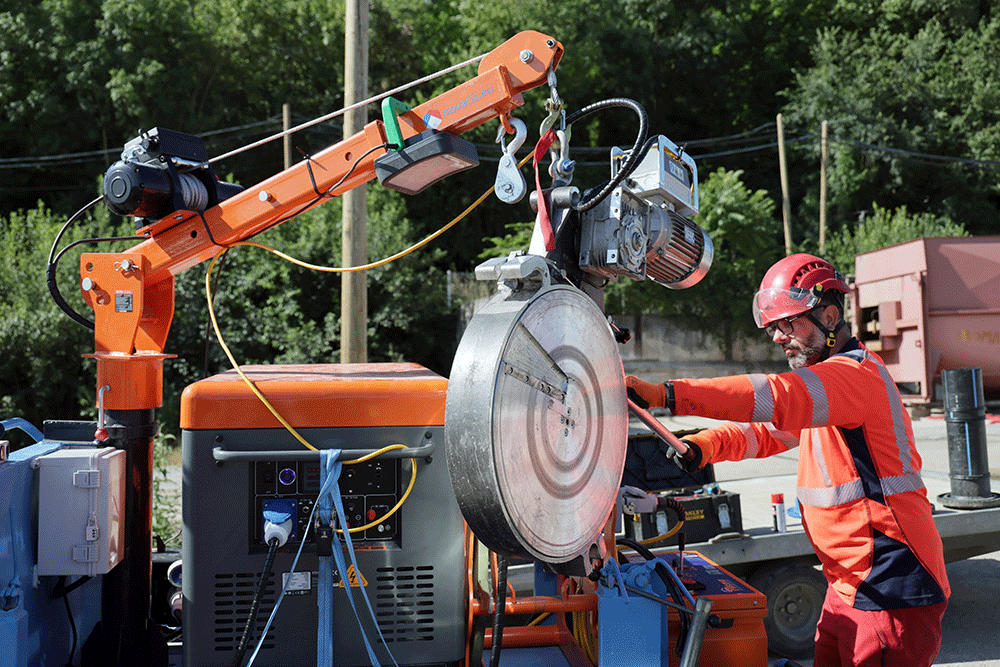 Unité mobile pour pose et soudure de conduites PEHD sur site, en cours d'opération